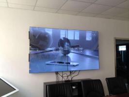 如何解决家用液晶电视挂墙上插线难的问题？